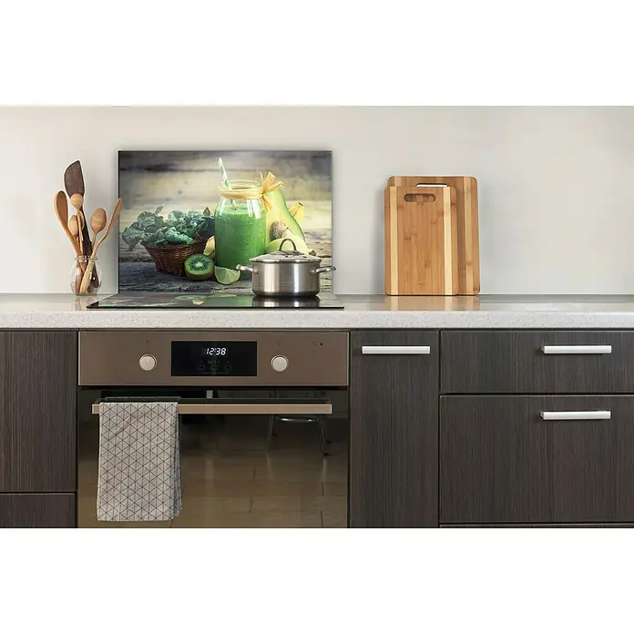 CUCINE Küchenrückwand - Green Smoothie, 60 x 40 cm, Stärke: 6 mm, Einscheibensicherheitsglas (ESG) - Küchenrückwand mit einem Motiv aus einem grünen Smoothie auf einem Küchentisch mit Küchenutensilien und einem Kochtopf.