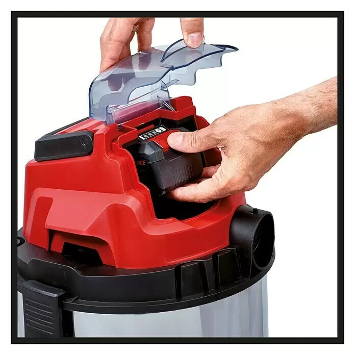 Einhell PXC 18V Akku-Nass-Trockensauger TC-VC 18/20 Li S-Solo - 18 V, Ohne Akku, Behältervolumen: 20 l - Hände setzen einen schwarzen Akku in einen rot-schwarzen Akku-Nass-Trockensauger mit transparentem Deckel ein.