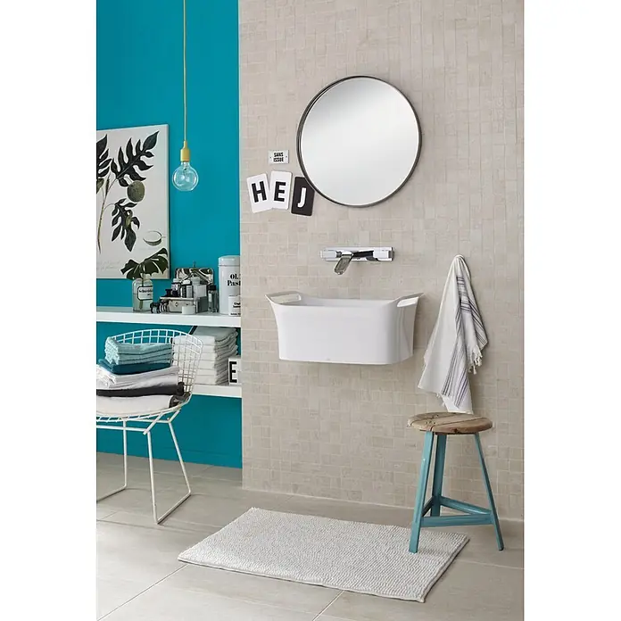 SCHÖNER WOHNEN-Farbe Wandfarbe Trendfarbe - Lagune, Matt, 2,5 l - Badezimmer-Interieur mit einem modernen, weißen Aufsatzwaschbecken, einem runden Spiegel und einer türkisfarbenen Wand.