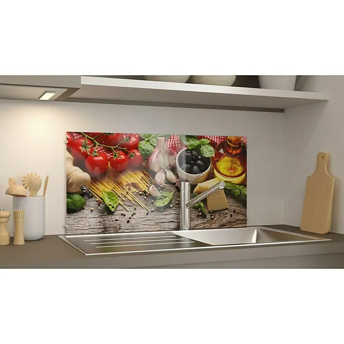CUCINE Küchenrückwand - Italian Buffet, 80 x 40 cm, Stärke: 6 mm, Einscheibensicherheitsglas (ESG) - Küchenrückwand mit einem Pasta-Motiv. Dekorativer Spritzschutz mit Tomaten, Knoblauch, Oliven, Käse und Nudeln auf einer Holzplatte.