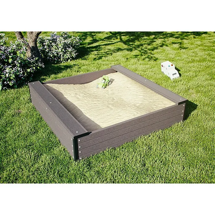 Kiehnholz Sandkasten120 x 120 cm, BPC - Ein quadratischer Sandkasten aus Holz mit Spielzeug auf einem grünen Rasen. Ideal für Kinder zum Spielen im Garten.