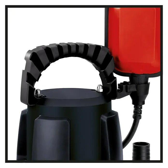 Einhell Schmutzwasserpumpe GC-DP 7835 - 780 W, Max. Fördermenge: 15.700 l/h, Eintauchtiefe: 7 m - Nahaufnahme einer schwarzen Tauchpumpe mit rotem Schwimmer und einem stabilen Tragegriff. Ideal für Haus, Garten und Notfälle.