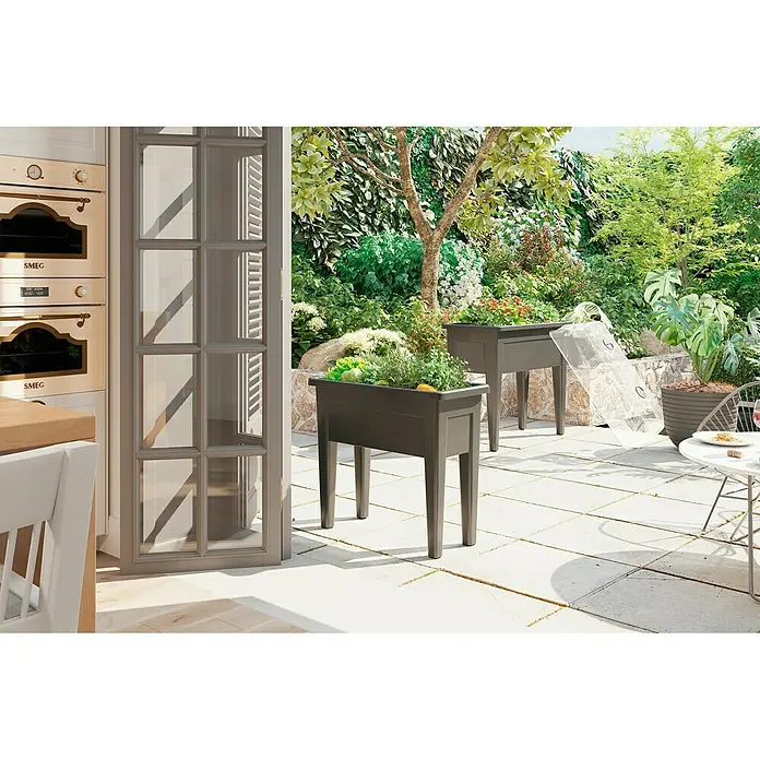 Artevasi Venezia Hochbeet - L x B x H: 80 x 39 x 69 cm, Kunststoff, Grün - Eine Aufnahme von zwei Pflanzkästen auf einem sonnigen Terrassenbereich, die eine stilvolle Outdoor-Atmosphäre vermitteln.