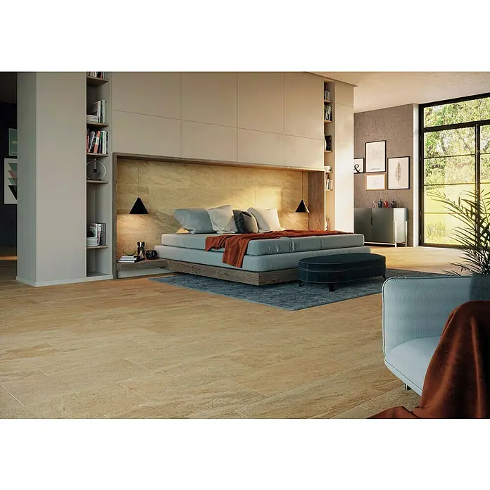 Atlas Concorde Solution Regent Feinsteinzeugfliese Gold - 30 x 60 cm, Gold, Matt - Elegantes Schlafzimmer mit einem luxuriösen Bett, umgeben von warmen Holztönen und stilvollen Möbeln. Einladend und modern gestaltet.
