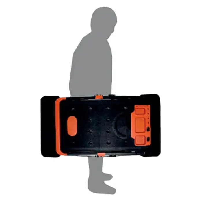 Banco de trabajo 7 en 1 - L x An: 55 x 108,5 cm, Altura de trabajo: 78 cm, Carga soportada: 100 kg - Persona cargando una caja de herramientas negra y naranja. El producto es robusto e ideal para transportar herramientas y materiales.