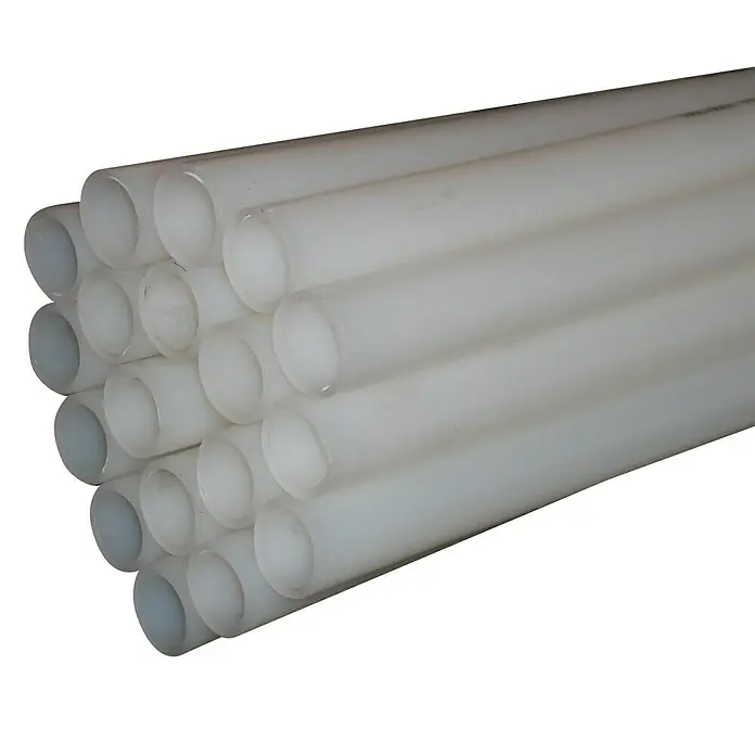 Isoltubex Tubo multicapa PEX-a - Diámetro: 16 mm, Espesor de pared: 2 mm, Largo: 4 m - Primer plano de muchos tubos de plástico blancos. Las tuberías están limpias y parecen nuevas, ideales para instalaciones de fontanería.