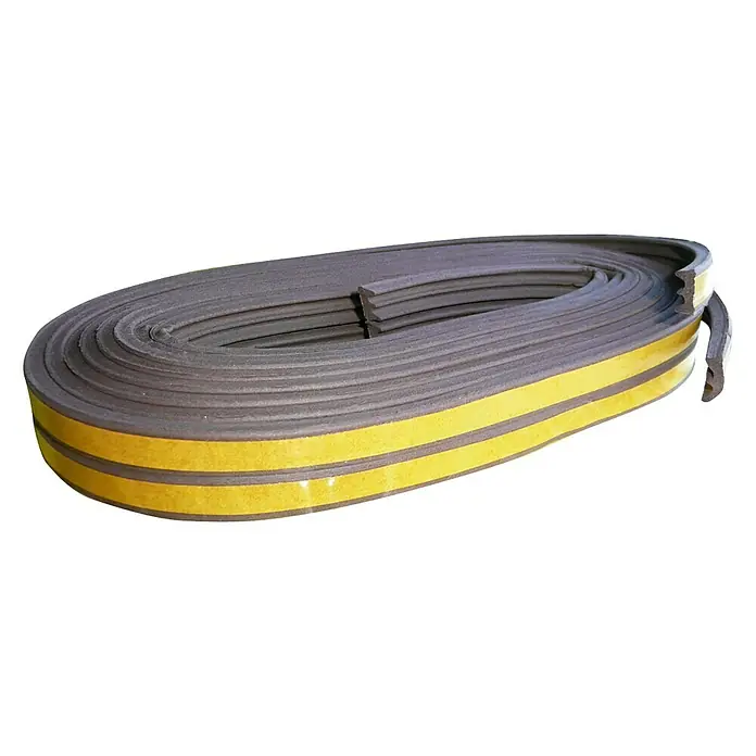 Burlete para ventanas Formato E - Marrón, Largo: 6 m, Desajustes de 1 - 3,5 mm - Primer plano de un rollo de burletes autoadhesivas con cinta amarilla. Ideal para sellar puertas y ventanas.