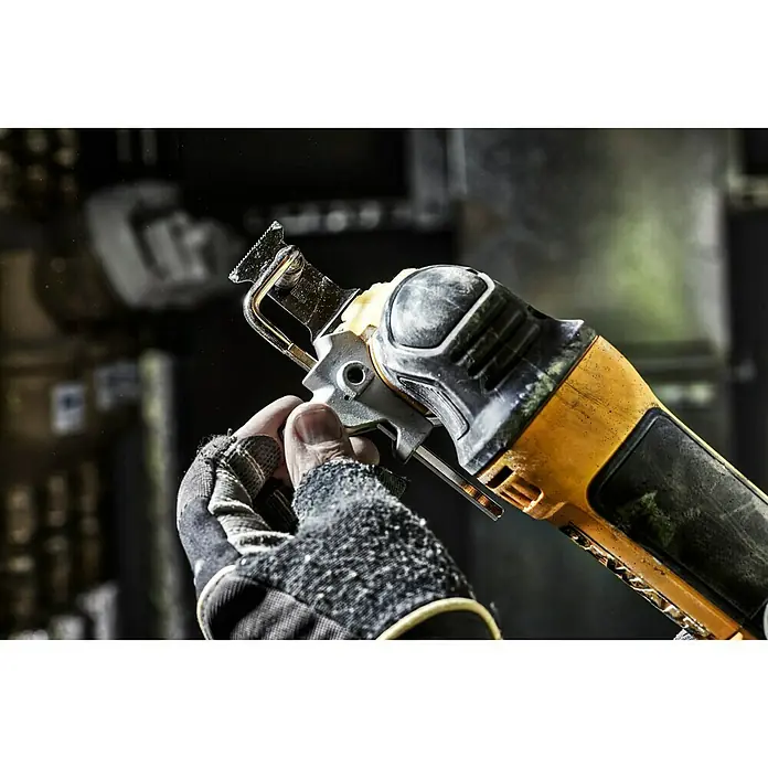 DeWalt Elektro-Multifunktionswerkzeug DWE315 - 300 W, Sonstige - Nahaufnahme einer gelben und schwarzen oszillierenden DeWalt-Multifunktionswerkzeugmaschine, die von einer Hand mit Handschuh gehalten wird.