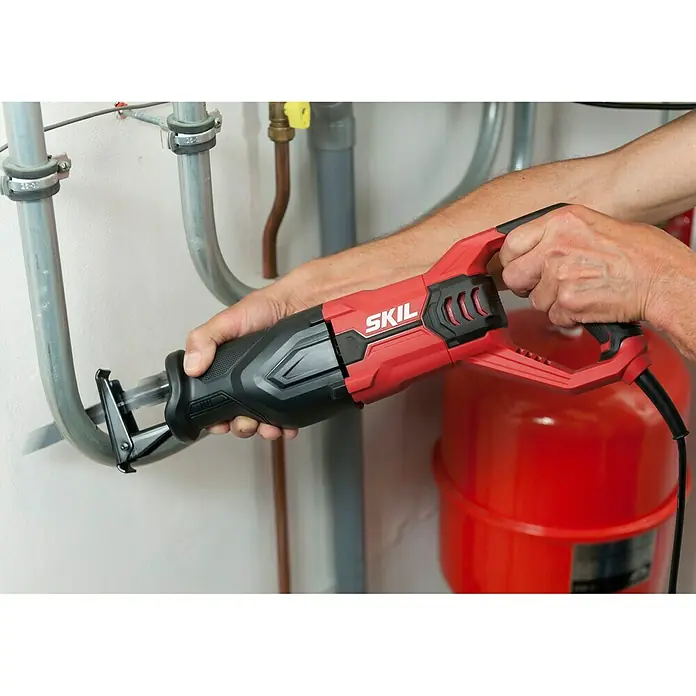 Skil Säbelsäge 4961 AA - 900 W, Hublänge: 29 mm - Der SKIL Säbelsäge ist ein handliches Werkzeug für Rohrarbeiten und ideal zum Sägen von Metallrohren.