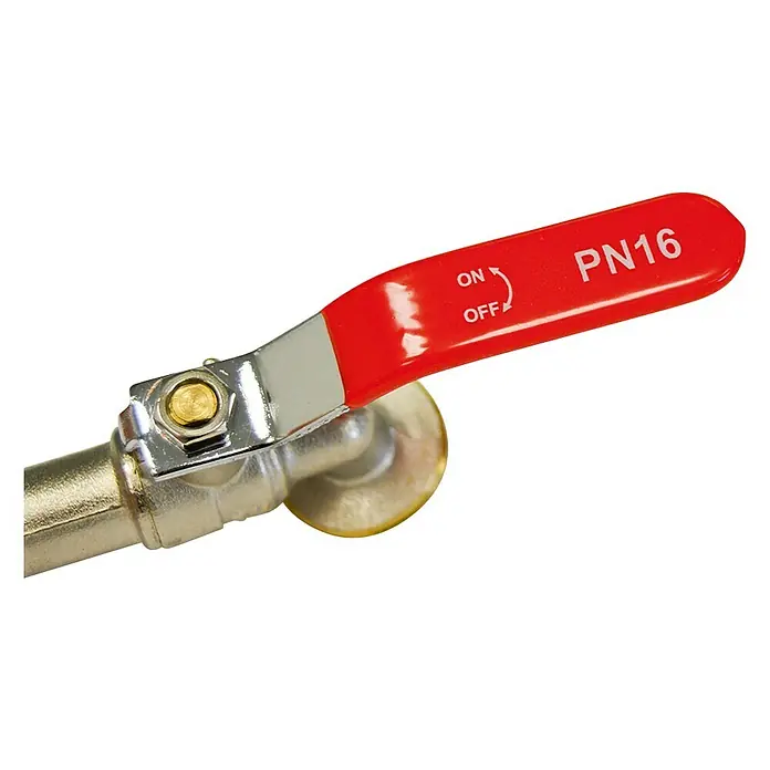 Grifo de esfera - Latón, Dimensión conexión: ½″ - Primer plano de una válvula de bola con mango rojo, etiquetada como "ON/OFF" y "PN16".