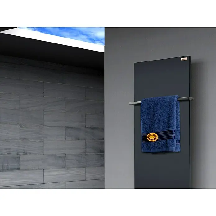 Szagato Designheizkörper Manhattan 2 - B x H: 470 x 1.200 mm, Wärmeleistung bei Vorlauftemperatur von 75 °C (D: 50): 799 W, Anthrazit, Mit 1 Handtuchhalter (15 mm) - Handtuchwärmer mit blauem Handtuch. Der Handtuchwärmer ist an einer grauen Wand montiert und das Handtuch ist ordentlich darauf platziert.
