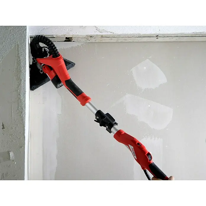 Berg Tecmix Wand- & Deckenschleifer TM LHS 710 D - 230 V, 710 W, Durchmesser Schleifteller: 225 mm - Detailaufnahme eines an einer Wand eingesetzten Deckenschleifers mit Teleskopstiel.