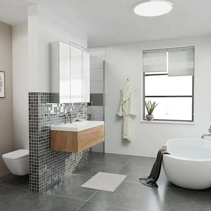 Camargue Badmöbel-Set i46 - 100 cm, Doce - Modernes Badezimmer mit Waschtisch, Spiegelschrank, Badewanne und grauen Fliesen für ein stilvolles Ambiente.
