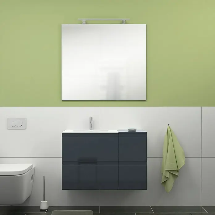 Camargue Espacio Badmöbel-Set i25 - 100 cm, Gama anthrazit glänzend - Modernes Badezimmer mit einem eleganten, grauen Waschtischunterschrank, einem stilvollen Spiegel und einer Toilette mit Spülkasten.