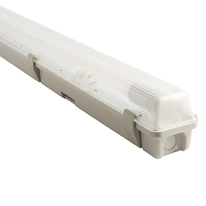 Luceco Tira de luz LED antihumedad Eco Climate T8 - L x An x Al: 126,1 x 7,8 x 8,7 cm, Color de luz: Blanco neutro, 18 W, IP65 - Primer plano de una robusta lámpara a prueba de humedad con una carcasa transparente y una base gris.