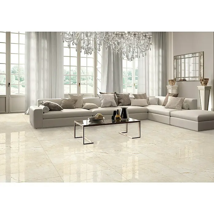 Feinsteinzeugfliese Mercury - 80 x 80 cm, Crema, Glänzend - Edles Wohnzimmer mit beigem Ecksofa, glänzendem Fliesenboden und Kristalllüster für ein luxuriöses Ambiente.