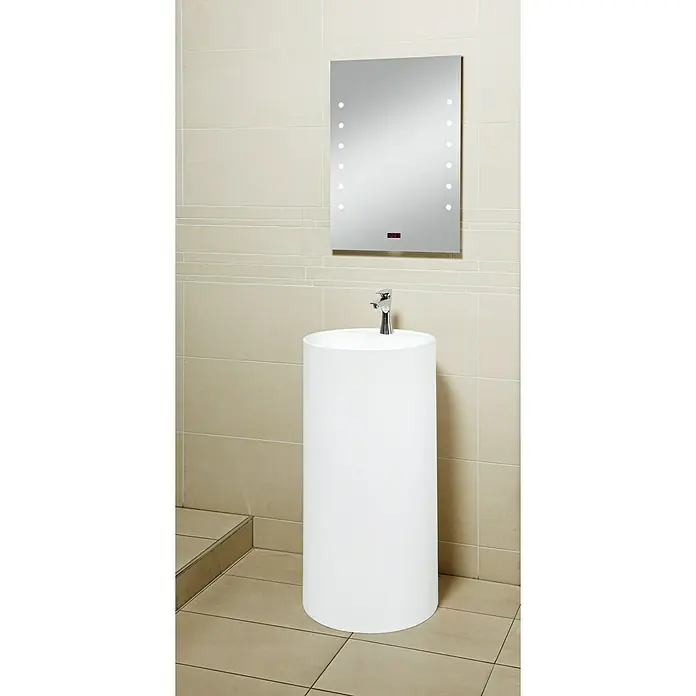 Camargue Lavabo Rondo Minera - Ø x Al: 45 x 90 cm, Orificios para grifo: Medio, Con desbordamiento, Blanco - Interior moderno de baño con un lavabo redondo independiente y un espejo iluminado, combinando diseño minimalista con funcionalidad.