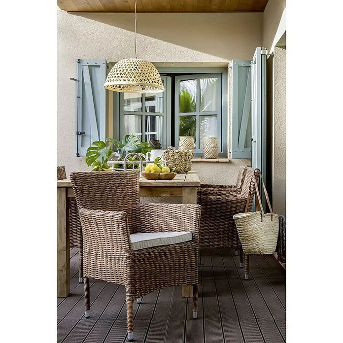 Sillón de jardín Rouen - An x Pr x Al: 59 x 61,5 x 87 cm, Marrón, Ratán sintético, Apilable - Acogedora terraza con mesa de madera, sillas de ratán con cojines y lámpara colgante de mimbre, creando un espacio relajante al aire libre.