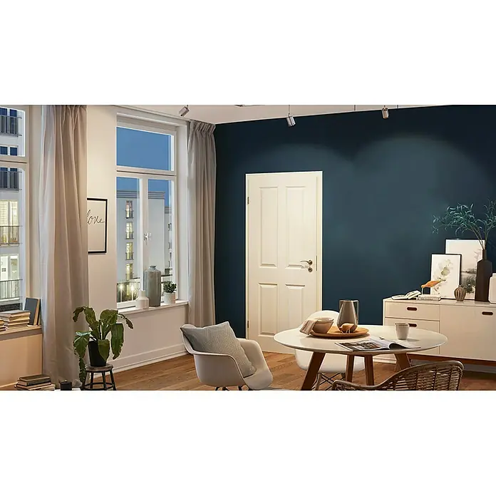 Kilsgaard Zimmertür 20/04 - 860 x 1.985 mm, DIN Anschlag: Links, Weiß lackiert, ähnlich RAL 9010, Vollspan - Ein stilvolles Wohnzimmer mit Spotlights, das ein helles Ambiente und modernes Design vereint.
