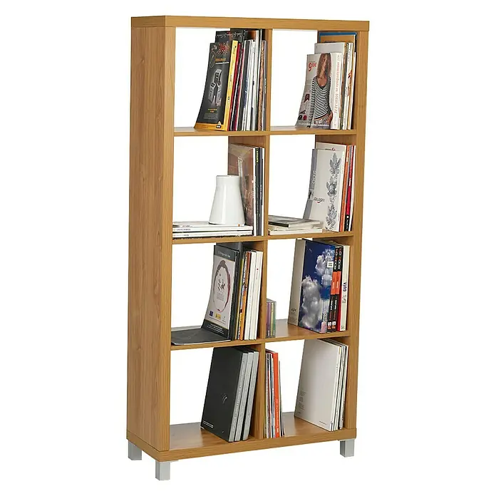 Estantería de madera Kubox - Al x An x Pr: 153 x 76 x 29 cm, Número de baldas: 8 ud., Arce - Esta imagen muestra una estantería de madera con ocho compartimentos, llena de libros y objetos decorativos, sobre un fondo blanco.