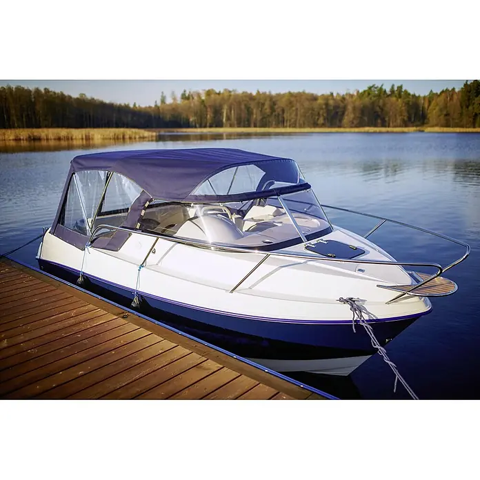 PEGAZUS GFK-Boot 550 Ready to Go 100 - Motorleistung: 73,6 kW, Geeignet für: Max. 6 Personen, Norm: CE-Klasse C - Weißes Motorboot mit dunkelblauem Verdeck und blauer Rumpflinie liegt an einem Holzsteg. Das Boot befindet sich auf einem ruhigen See.