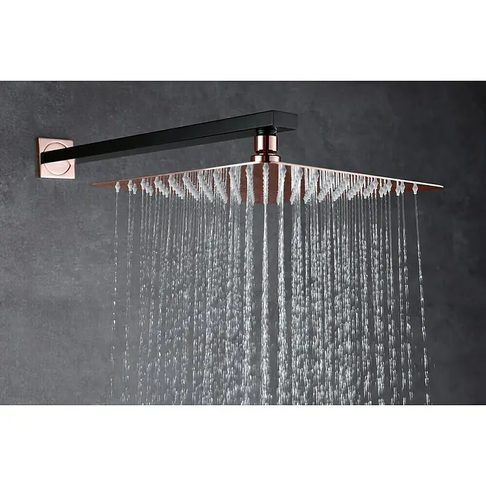 Imex Suecia Sistema de ducha empotrado - Con grifo monomando, Negro/Oro rosa - Un lujoso cabezal de ducha cuadrado de oro rosa con brazo negro, dispensando agua. Diseño elegante para un ambiente de baño moderno.