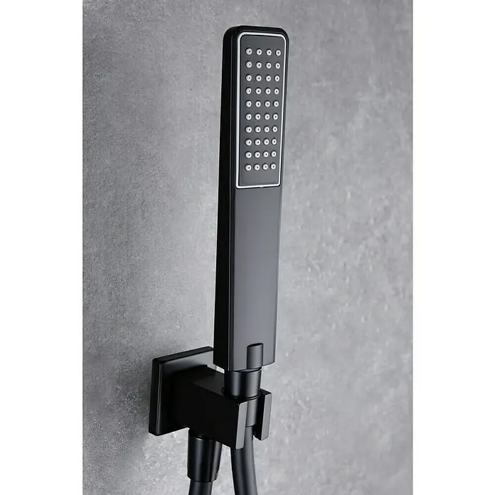 Imex Suecia Sistema de ducha empotrado - Con grifo monomando, Negro - Primer plano de un cabezal de ducha negro con boquillas montado en una pared gris, con un diseño moderno y minimalista.