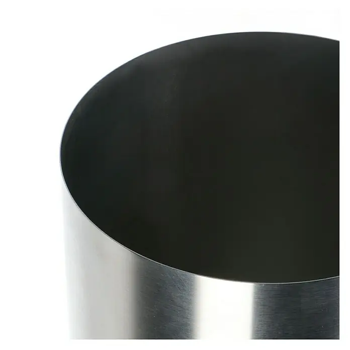 Buschbeck Grillrohrverlängerung - Silber, Durchmesser: 18 cm, Passend für: Buschbeck Gartenkamin Auckland - Nahaufnahme eines eleganten, zylindrischen Behälters aus gebürstetem Edelstahl, ideal für moderne Dekoration oder als stilvoller Büro-Utensilienhalter.