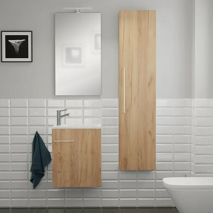 Camargue Espacio Hochschrank40 x 17 x 170 cm, Farbe Griff: Chrom, Doce - Badezimmer-Interieur mit Holzschrank, Spiegel und Waschbecken. Elegantes Design mit weißen Fliesen und dunklem Boden für moderne Bäder.