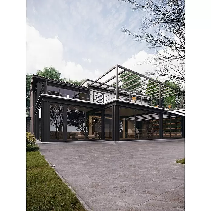 Terrassenfliese Arctec - 80 x 80 x 2 cm, Hellgrau, Matt - Moderne Villa mit großen Glasfassaden und dunklen Rahmen, die sich zu einer großen gefliesten Terrasse öffnet. Eine obere Terrasse hat eine Metallpergola.