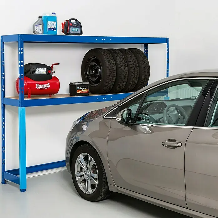 Regalux Schwerlastregal - H x B x T: 180 x 240 x 50 cm, Traglast pro Boden: 300 kg, Anzahl Böden: 2 Stk., Stecken, Blau - Ein blaues Regal mit Autopflegeprodukten, Reifen und einer Autobatterie in einer Garage neben einem Auto.