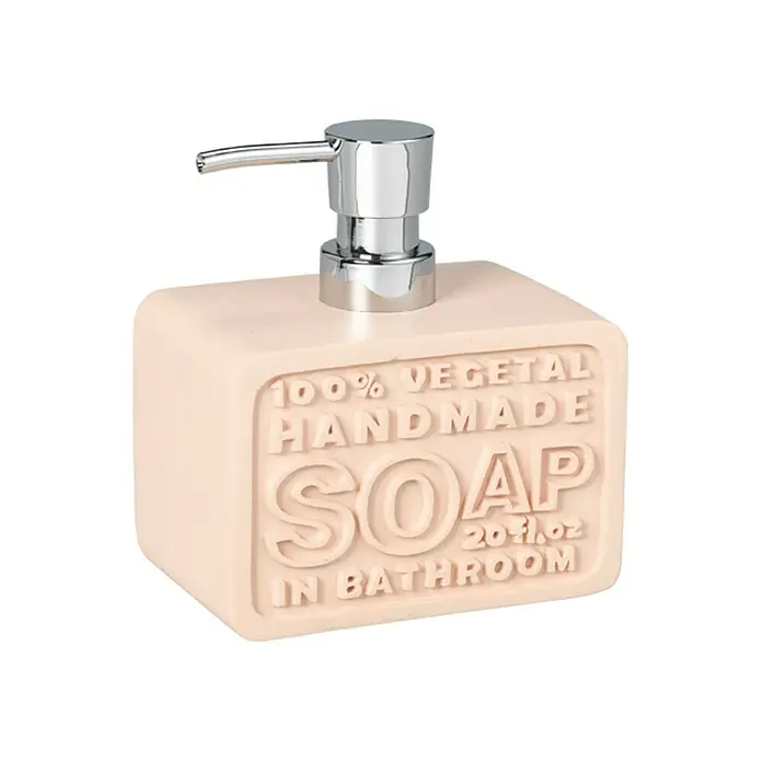Venus Seifenspender Lokie - Polyresin, Nude - Nahaufnahme eines rosa Seifenspenders mit Chrompumpe und der Aufschrift "100% Vegetal Handmade Soap".