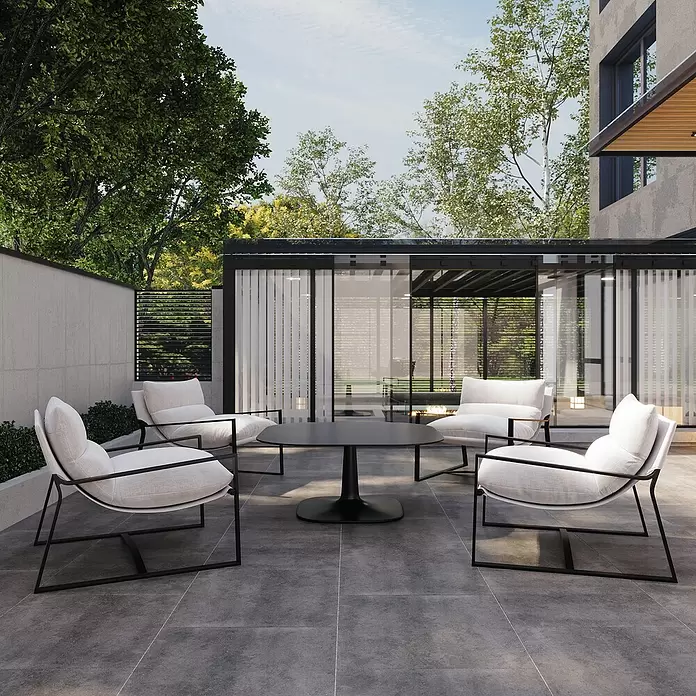 Terrassenfliese Materia - 80 x 80 x 2 cm, Grau, Matt - Moderne Outdoor-Sitzgruppe: schwarzer Tisch, vier helle Polsterstühle mit schwarzen Gestellen auf dunkler Terrasse.