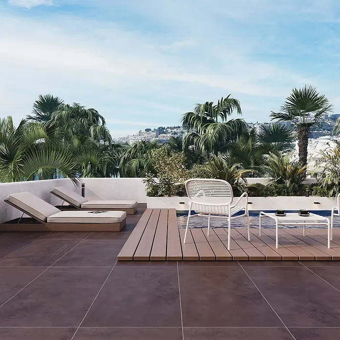Terrassenfliese Modena - 60 x 120 x 2 cm, Chocolate/Braun, Matt - Einladender Außenbereich mit stilvollen Liegen und bequemen Stühlen am Pool, umgeben von üppiger Vegetation. Perfekt zum Entspannen im Freien.