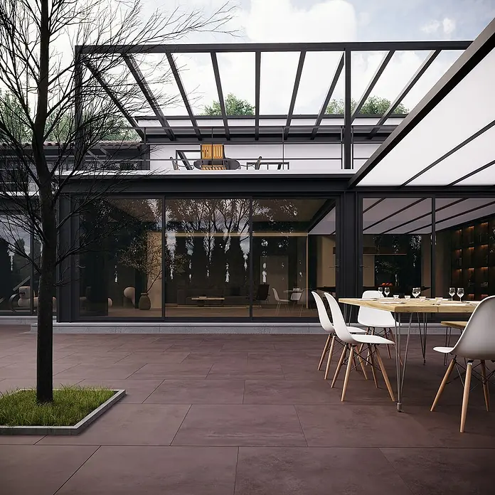 Terrassenfliese Modena - 80 x 80 x 2 cm, Chocolate/Braun, Matt - Außenansicht eines modernen Hauses mit Esstisch und weißen Stühlen auf einer Terrasse mit braunen Fliesen unter einer transparenten Pergola.