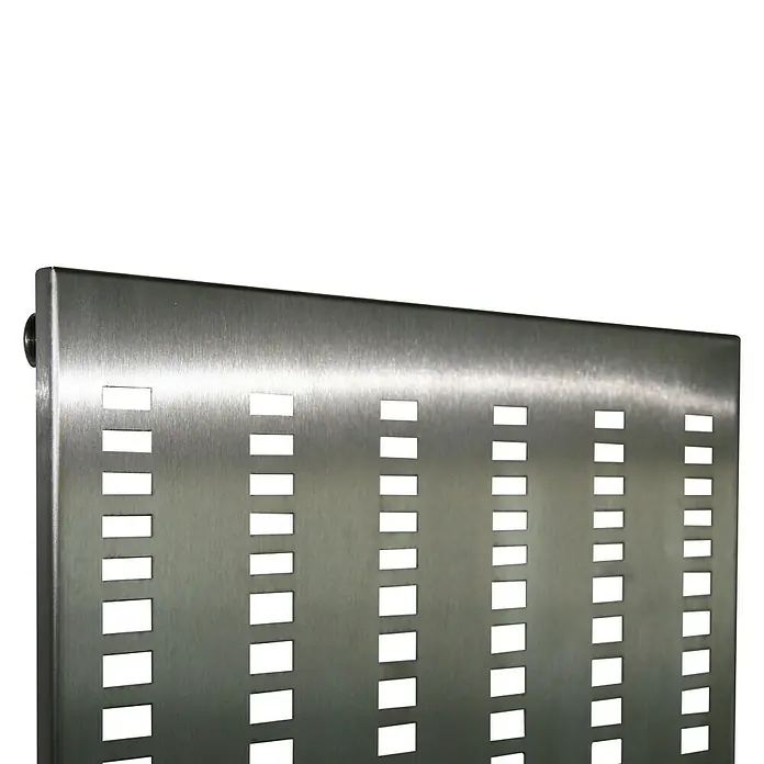 Szagato Designheizkörper Broken Mirror 2 - B x H: 470 x 1.200 mm, Wärmeleistung bei Vorlauftemperatur von 75 °C (D: 50): 799 W, Mit 1 Handtuchhalter (50 mm) - Nahaufnahme eines silbernen Lochblechs mit rechteckigen Aussparungen, ideal für industrielle Anwendungen oder modernes Design.