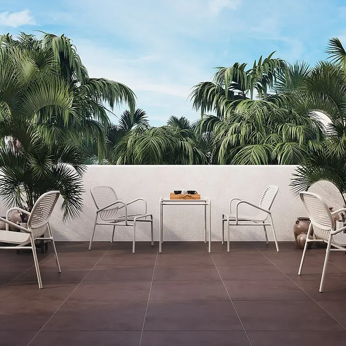 Terrassenfliese Modena - 60 x 60 x 2 cm, Chocolate/Braun, Matt - Einladender Außenbereich mit stilvollen Möbeln. Die Outdoor-Möbelgarnitur mit Stühlen und Tisch schafft eine entspannte Atmosphäre.