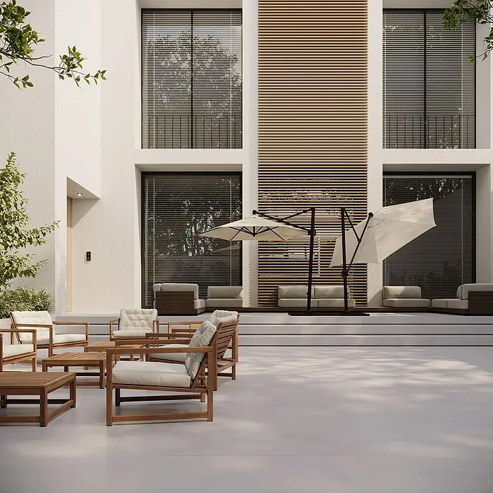 Terrassenfliese Modena - 60 x 120 x 2 cm, Dusty/Grau, Matt - Elegante Terrassengestaltung mit stilvollen Holzmöbeln und Sonnenschirmen, die zum Verweilen einladen. Perfekt für entspannte Stunden im Freien.