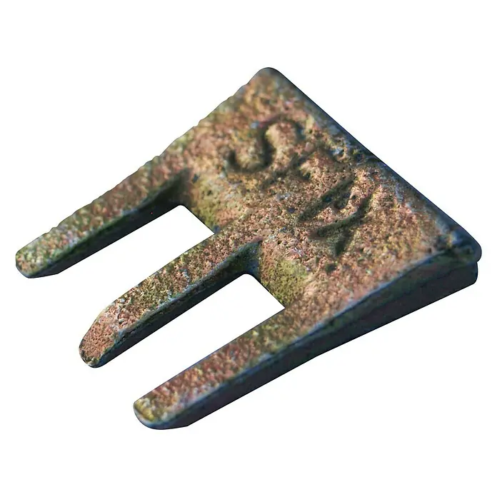 Heka Hammerkeil S-FIX - Breite: 20 mm, Passend für: 500 - 800 g, 3 Stk. - Nahaufnahme eines verrosteten, bronzefarbenen Metallelements mit drei Zinken und eingravierten Buchstaben, isoliert auf Weiß.