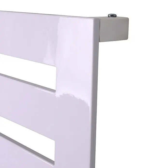 Szagato Designheizkörper Zebra 3 - B x H: 600 x 1.750 mm, Wärmeleistung bei Vorlauftemperatur von 75 °C (D: 50): 1.302 W, Weiß - Detailaufnahme eines weißen Heizkörpers mit horizontalen Aussparungen, der an einer Wand befestigt ist.