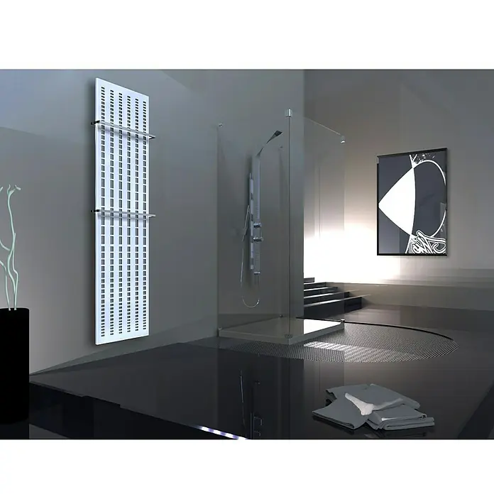 Szagato Designheizkörper Broken Mirror 3 - B x H: 470 x 1.800 mm, Wärmeleistung bei Vorlauftemperatur von 75 °C (D: 50): 1.118 W, Moonstone-Grau/Weiß, Mit 2 Handtuchhalter (15 mm) - Modernes Badezimmer mit einem schlanken, weißen Handtuchwärmer mit minimalistischem Design und Chromstangen für Handtücher.
