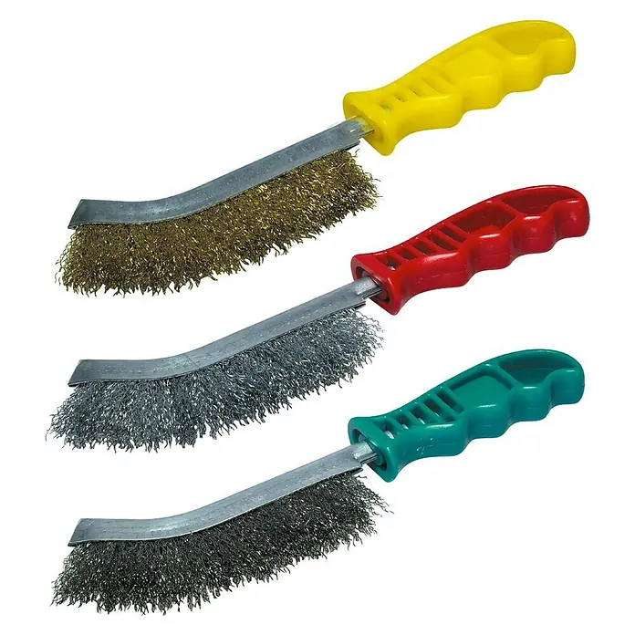 Wolfcraft Drahtbürsten-Set - 3 -tlg. - Draufsicht auf drei Drahtbürsten mit gelbem, rotem und grünem Griff vor einem schwarzen Hintergrund.