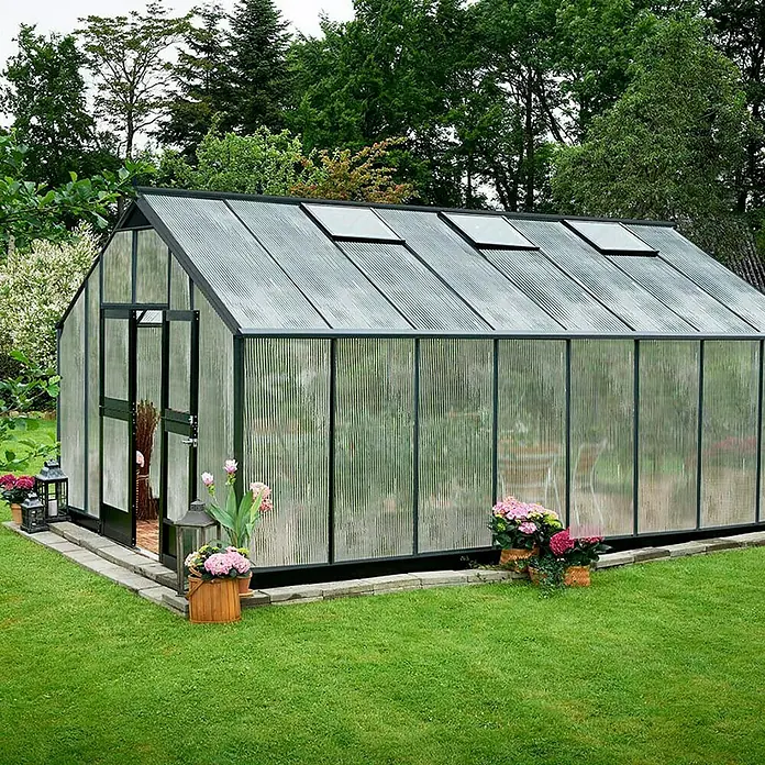 Juliana Gewächshaus Gärtner - Außenmaß inkl. Dachüberstand (B x T): 368 x 583 cm, Material Seitenwand: Kunststoff, 10 mm, Anthrazit/Schwarz - Detailansicht eines Gewächshauses mit Öffnungen im Dach, umgeben von Grünflächen und Blumenarrangements.