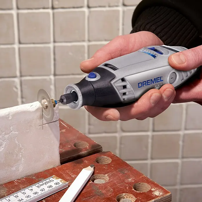 Dremel Multifunktionswerkzeug 3000-1/25 - 130 W - Nahaufnahme des Dremel 3000 Multifunktionswerkzeugs beim Schneiden eines Werkstücks.