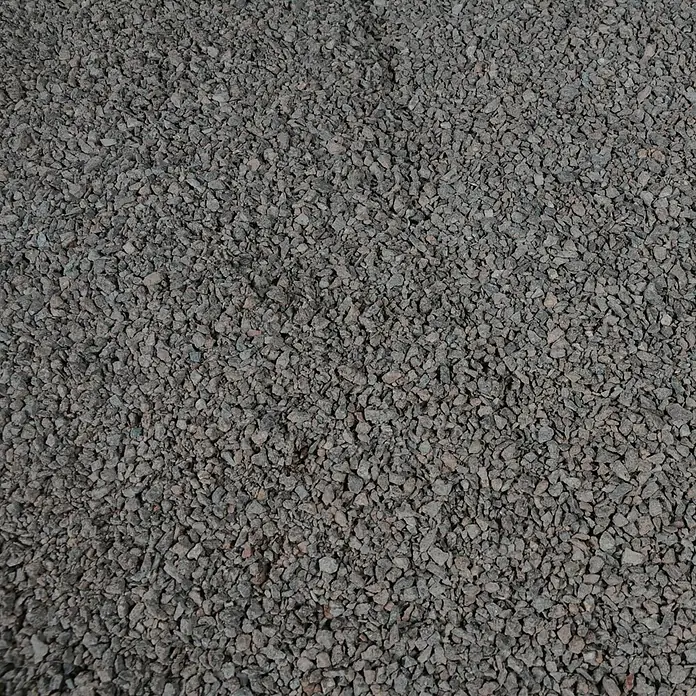 Edelsplitt - Körnung: 2 mm - 5 mm, Big Bag, 785 kg - Nahaufnahme von dunklem Splitt, ideal für Gartenwege oder als dekorative Elemente im Außenbereich. Robust und vielseitig einsetzbar.
