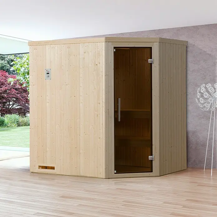 Weka Elementsauna Varberg 1 GT - Ohne Ofen, L x B x H: 144 x 194 x 199 cm - Das Bild zeigt eine freistehende Sauna aus hellem Holz mit einer Glastür, die in einem modern gestalteten Raum steht.