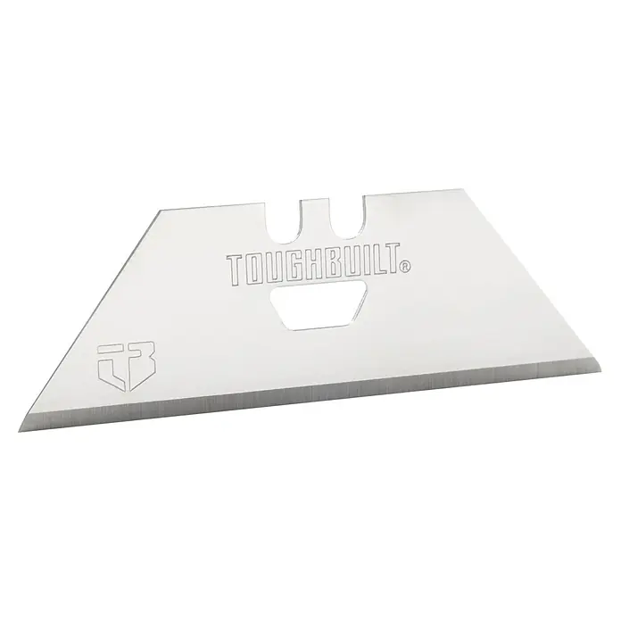ToughBuilt Juego de cuchillas de repuesto TB-H4S30-80 - 30 ud. - Primer plano de una cuchilla trapezoidal TOUGHBUILT, conocida por su nitidez y precisión al cortar.