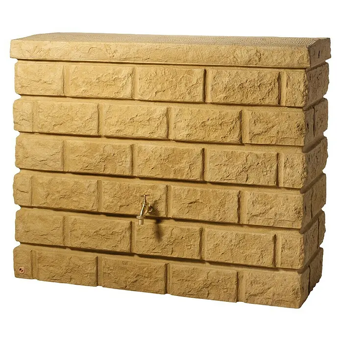 Garantia Exklusive Line Regenspeicher Rocky - 400 l, Sandsteinfarben - Elegante, sandsteinfarbene Regentonne mit Ziegelmuster und Messinghahn zur stilvollen Wasserspeicherung im Garten.
