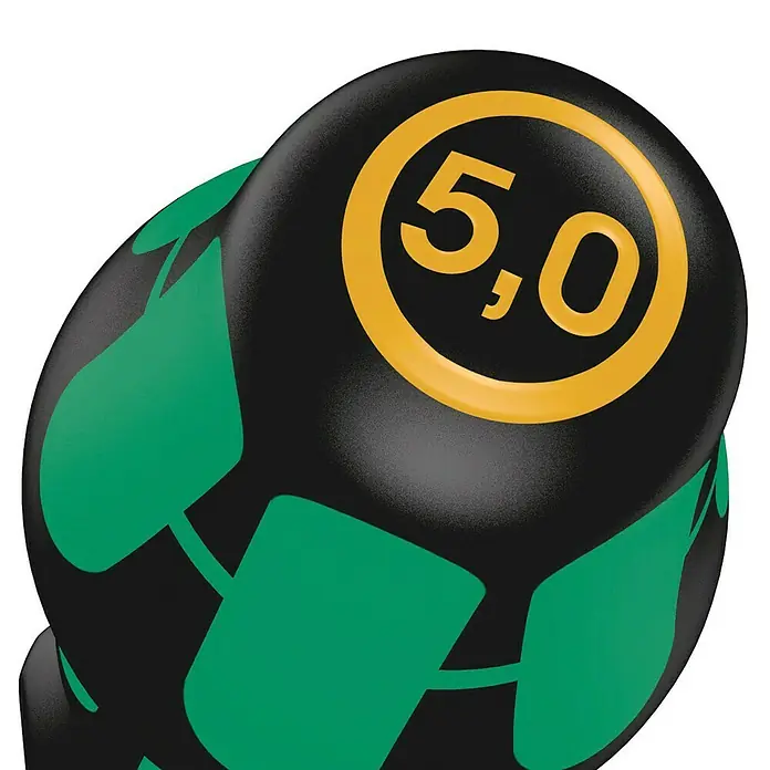 Wera Kraftform Plus Schraubendreher 334 - Klingenbreite: 6,5 mm, Klingenlänge: 100 mm - Nahaufnahme eines Schraubendrehers mit einer gelben "5,0" Markierung auf dem schwarzen und grünen Griff.