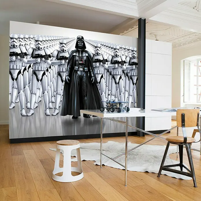Komar Star Wars Fototapete Imperial Force - 8 -tlg., B x H: 368 x 254 cm, Papier - Innenraum mit Star Wars-Wandbild, hellem Holzboden, Schreibtisch und Stuhl. Darth Vader führt eine Armee von Sturmtruppen an.